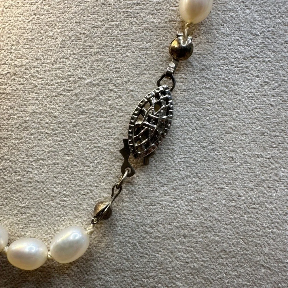 Vintage Women Freshwater Pearl Necklace 21in White Sterling Silver Clasp Oval